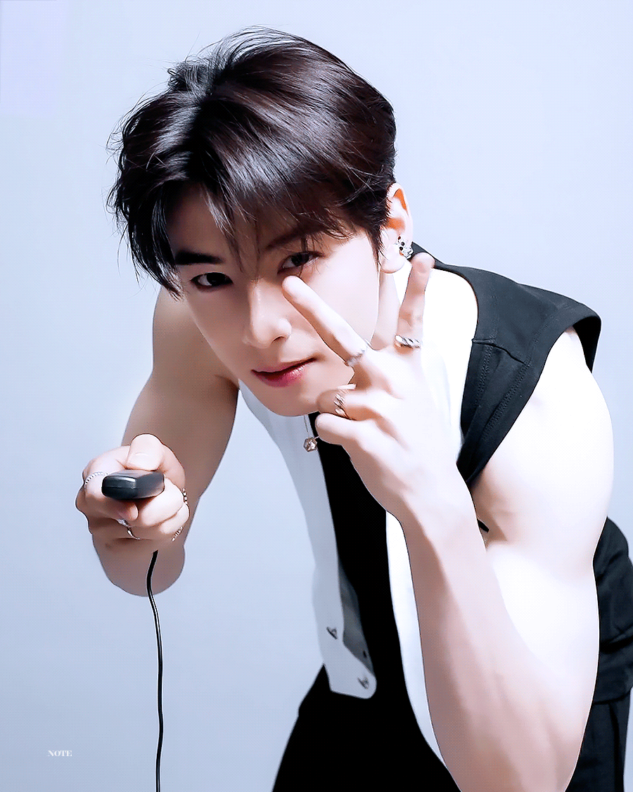 Behind-the-scenes cut of Cha Eunwoo