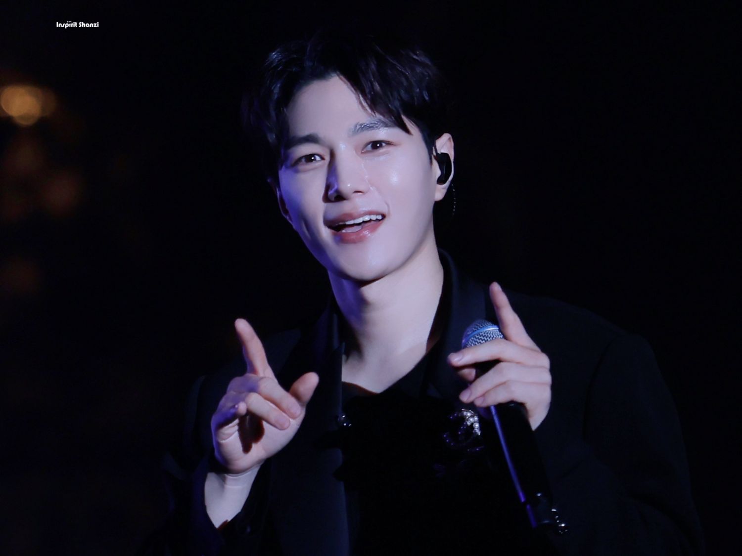 A moment captured by a fan of Kim Myungsoo (L)