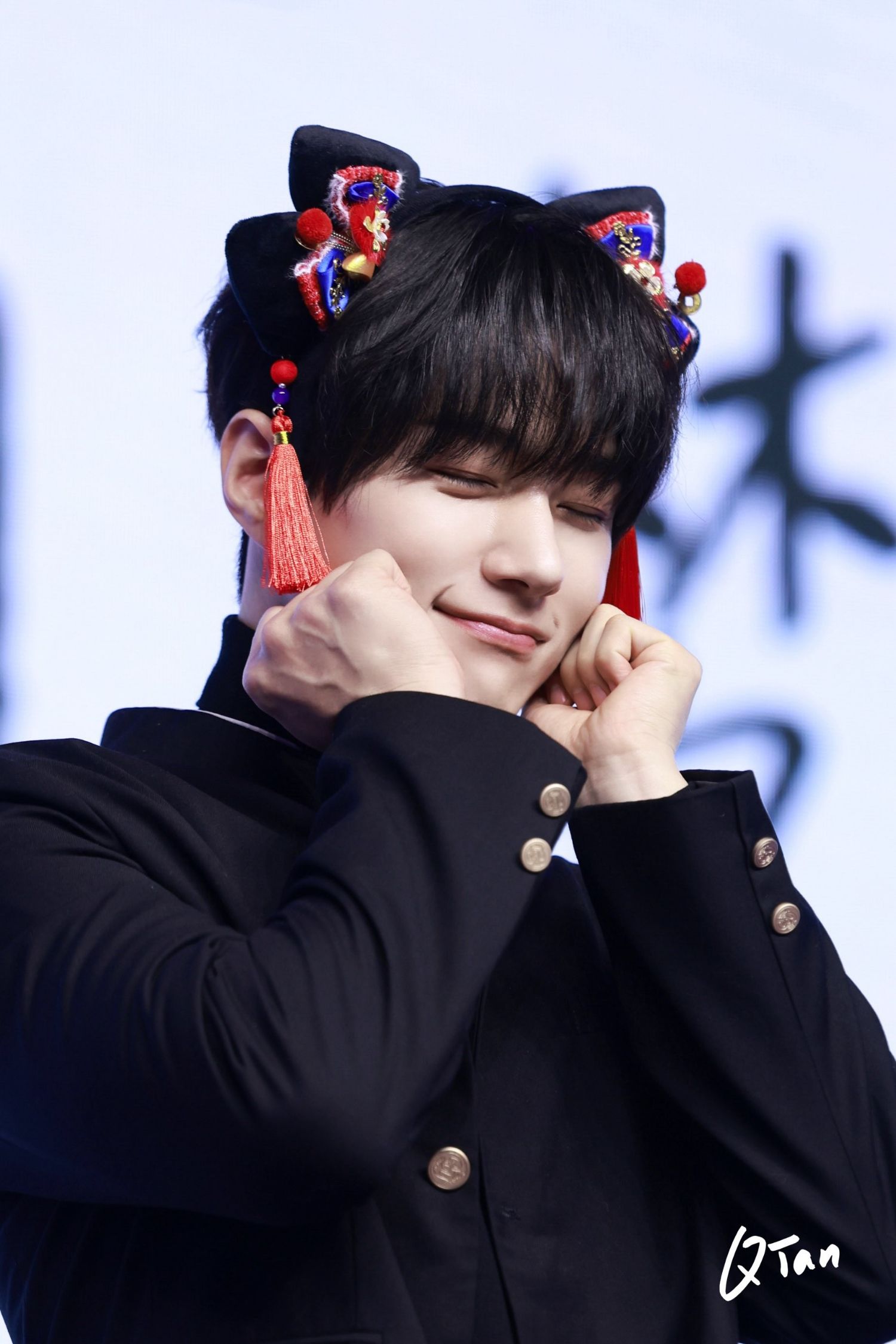 A moment captured by a fan of Kim Myungsoo (L)