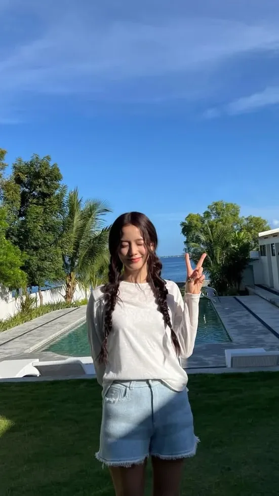 Emotional wallpaper shared by fans for Jisoo (1995)