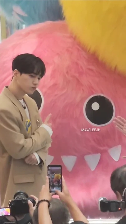 Today's popular wallpaper in Kim Myungsoo (L) community