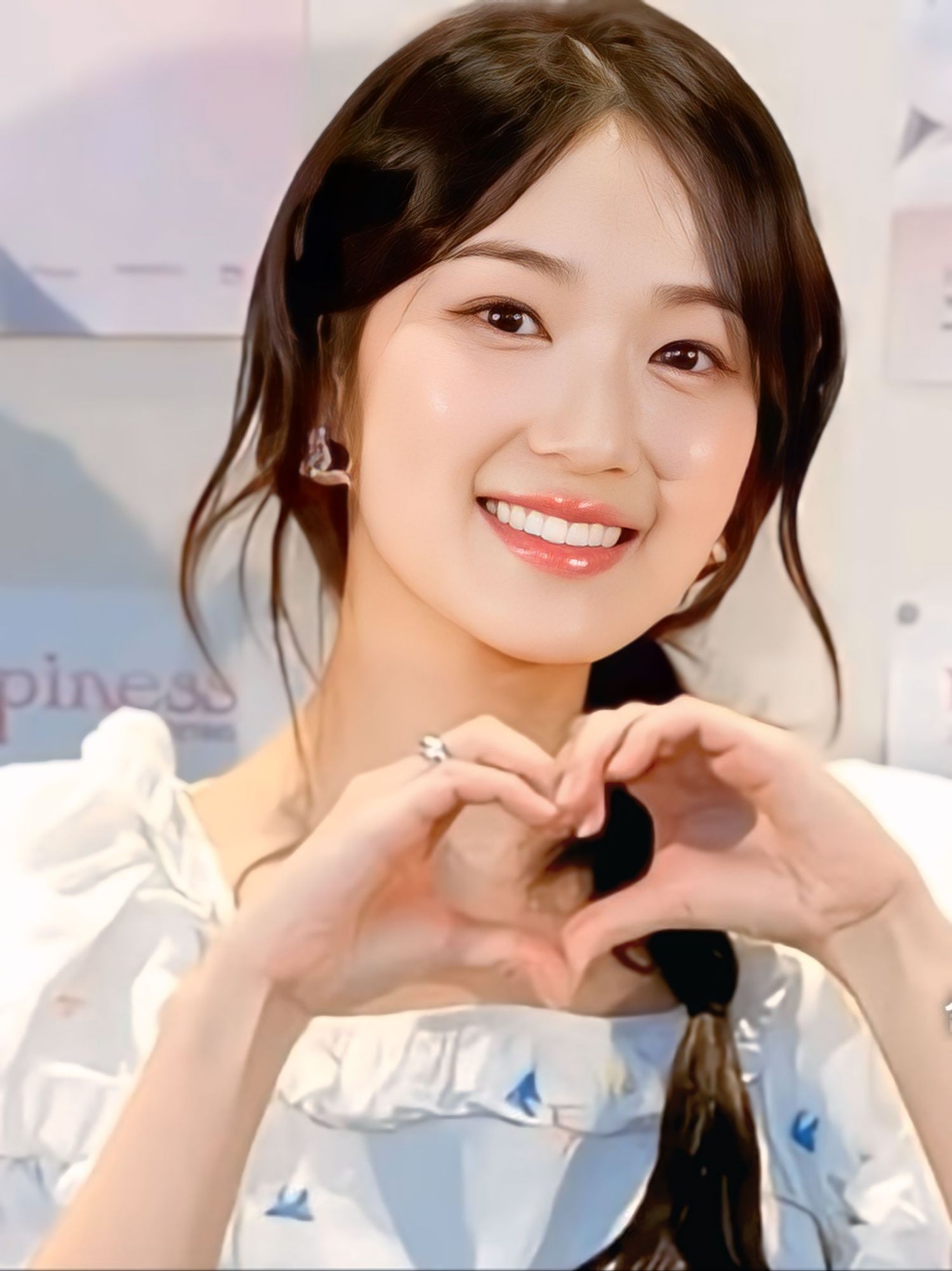 Behind-the-scenes cut of Kim Hyeyoon