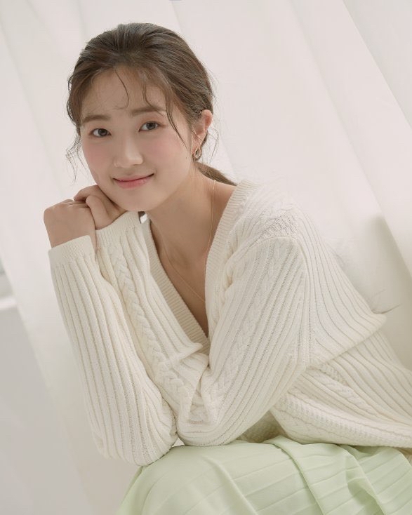 Behind-the-scenes cut of Kim Hyeyoon