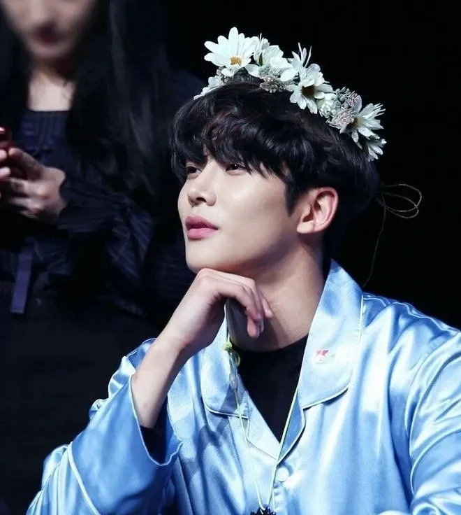 Foto kegiatan terbaru dari Rowoon