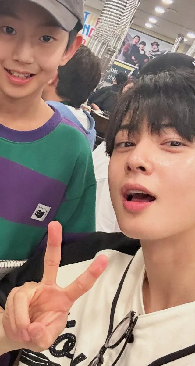 A moment captured by a fan of Cha Eunwoo