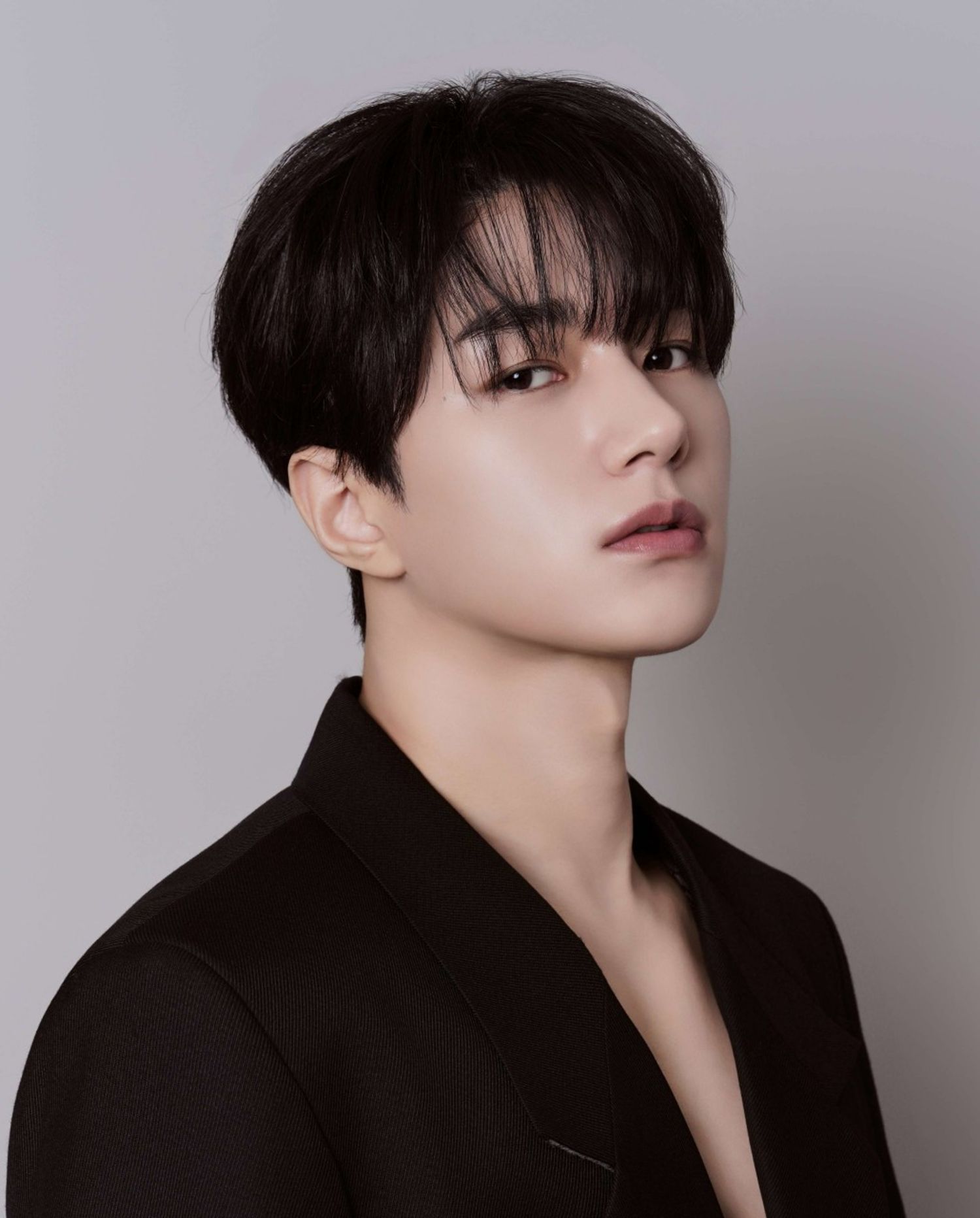 Behind-the-scenes cut of Kim Myungsoo (L)