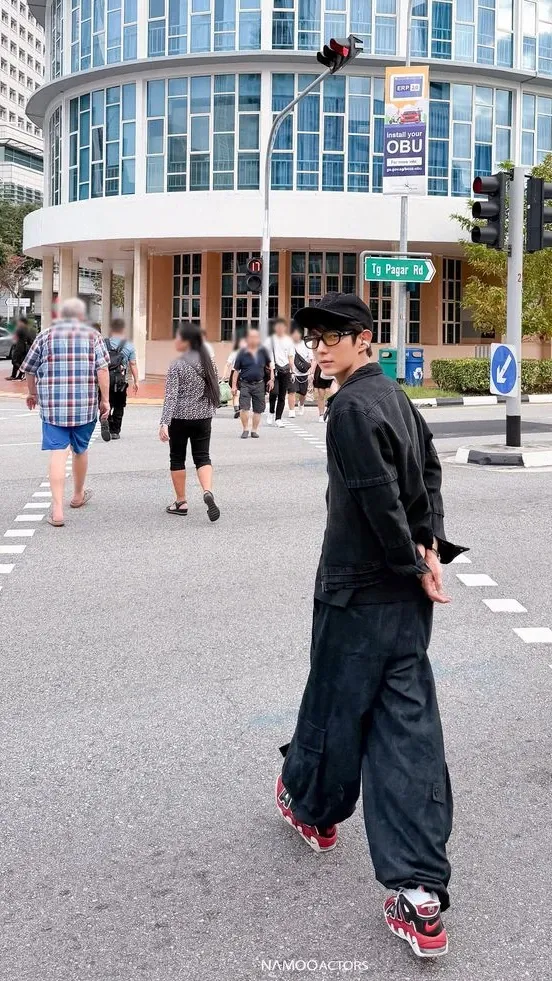 A moment captured by a fan of Lee Joongi