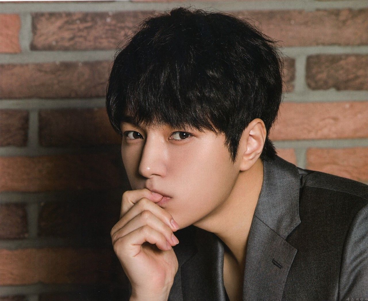 Behind-the-scenes cut of Kim Myungsoo (L)