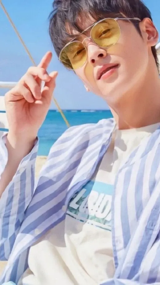 Behind-the-scenes cut of Cha Eunwoo
