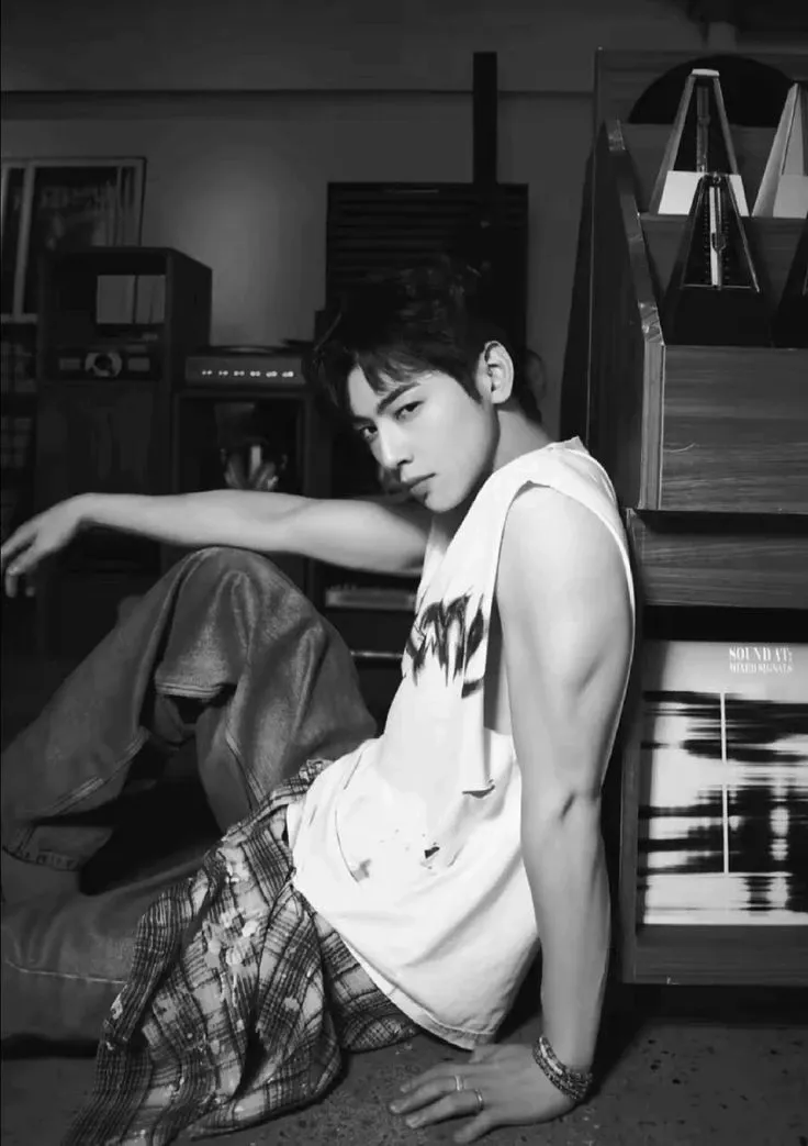 Behind-the-scenes cut of Cha Eunwoo