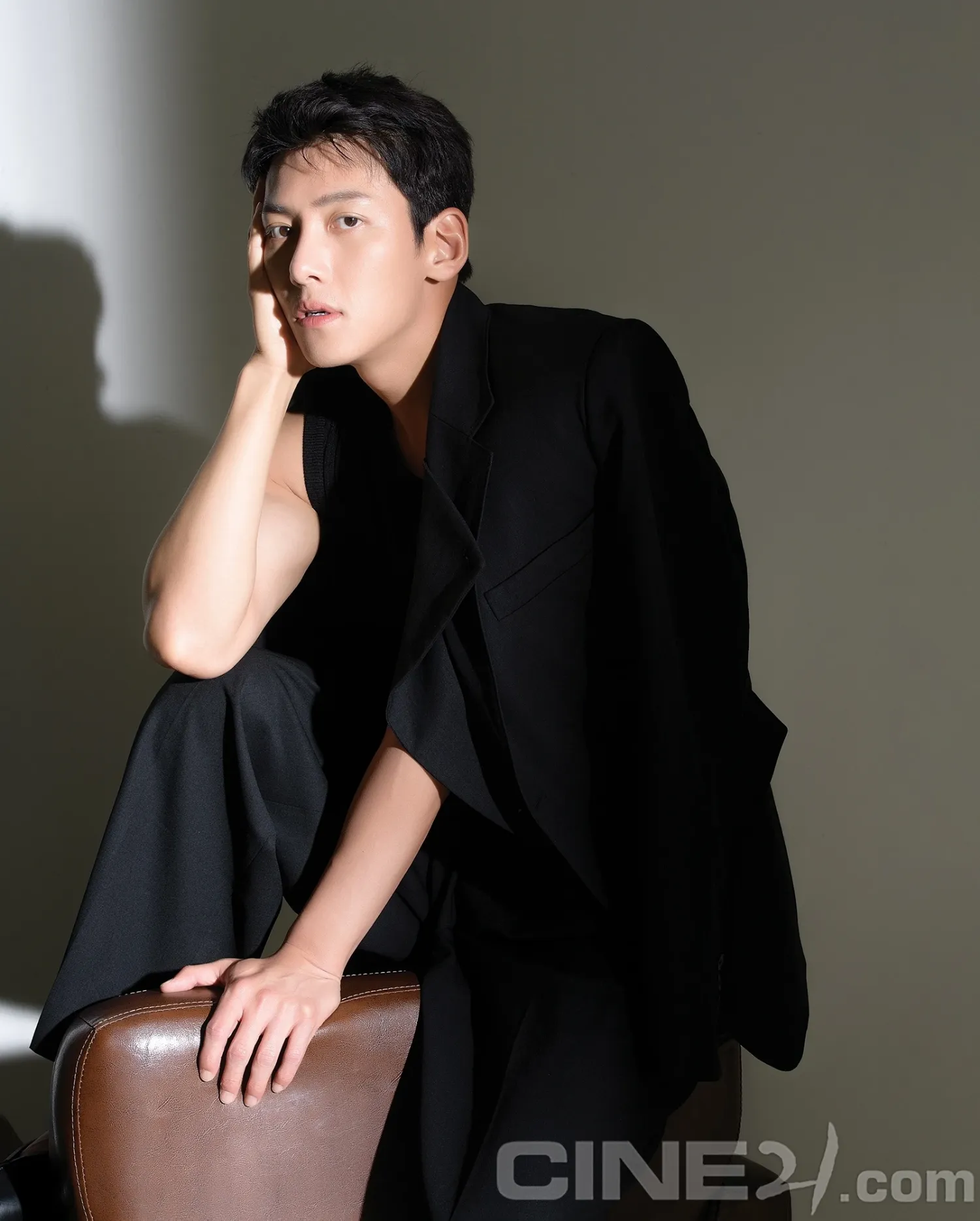Behind-the-scenes cut of Ji Changwook