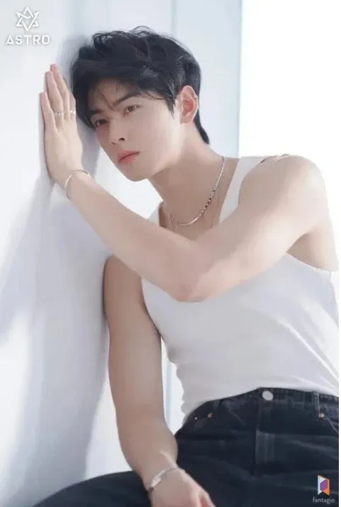 Behind-the-scenes cut of Cha Eunwoo
