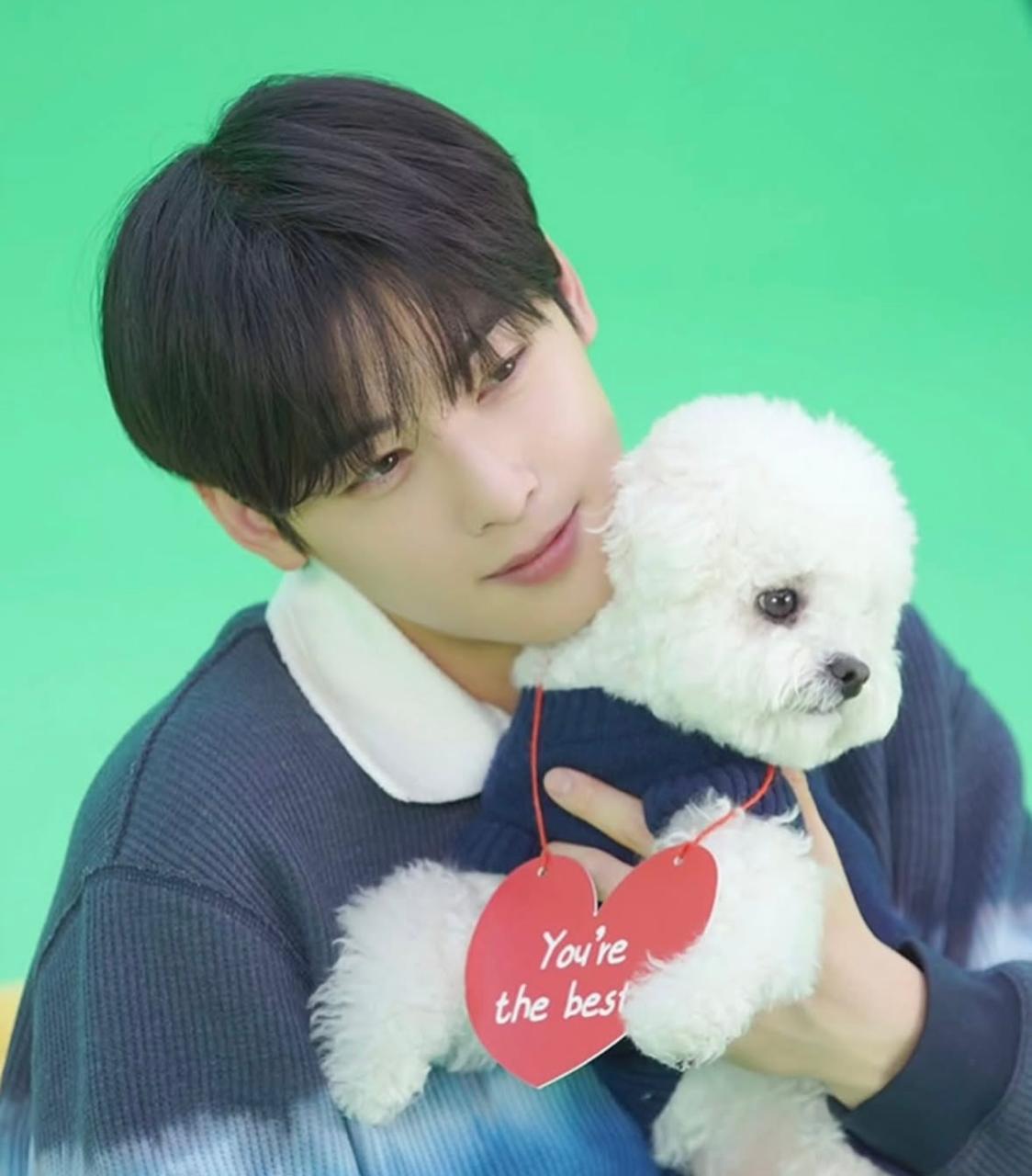 A moment captured by a fan of Cha Eunwoo