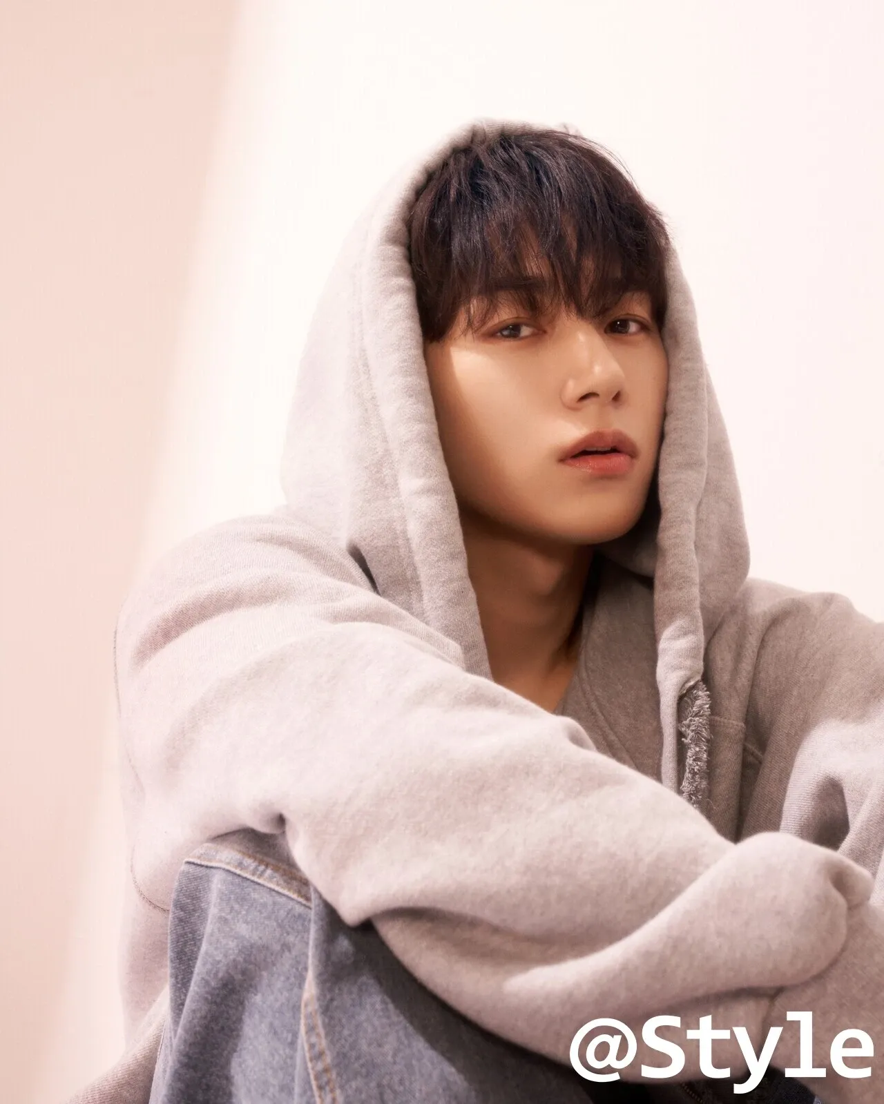 A moment captured by a fan of Kim Myungsoo (L)