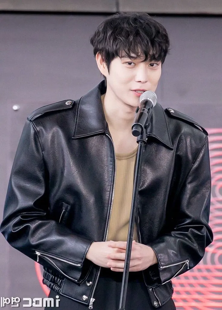 Behind-the-scenes cut of Kim Youngdae
