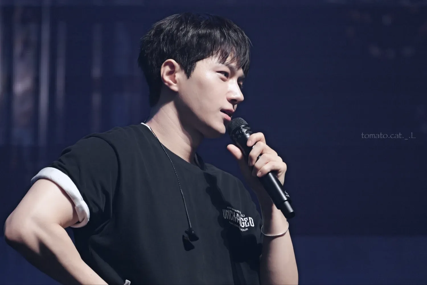 Behind-the-scenes cut of Kim Myungsoo (L)
