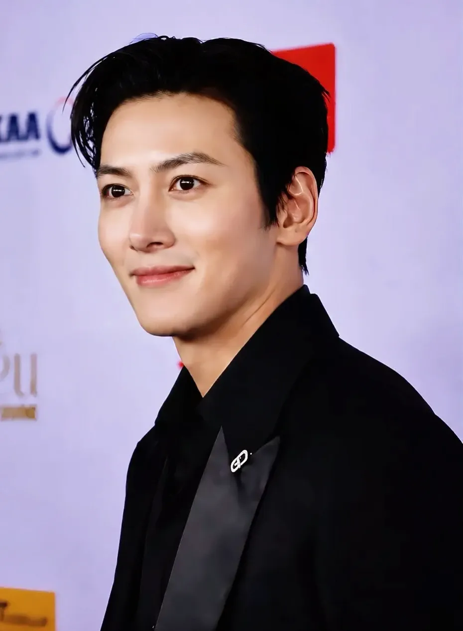 Behind-the-scenes cut of Ji Changwook