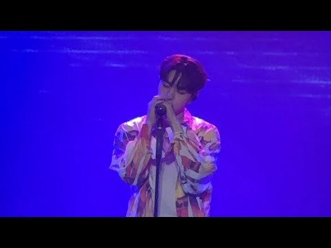 Behind-the-scenes cut of Kim Myungsoo (L)