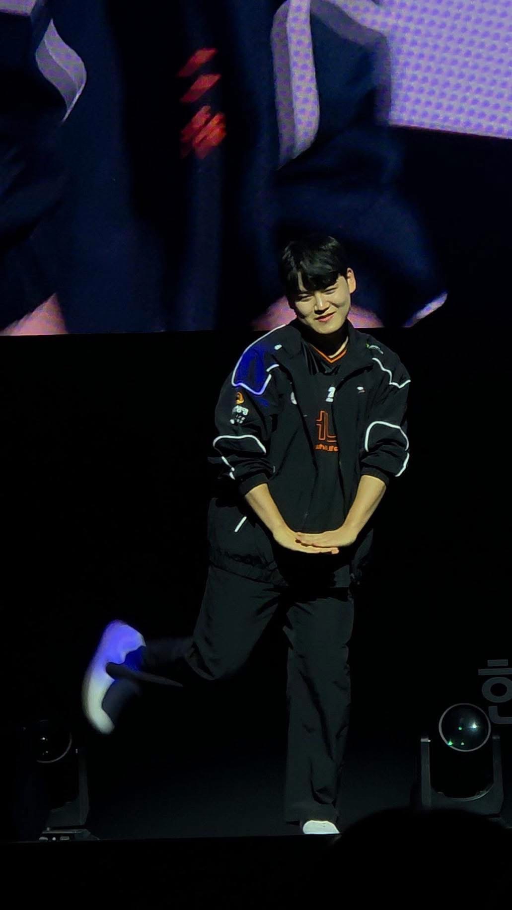 Special wallpaper made by Gumayusi's fans