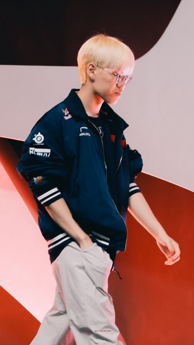 Emotional wallpaper shared by fans for Oner