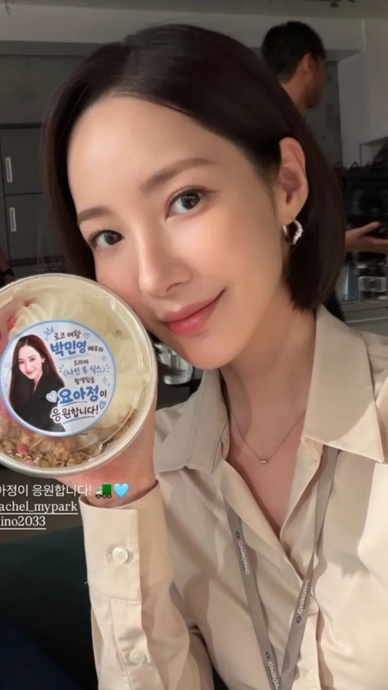 Behind-the-scenes cut of Park Minyoung