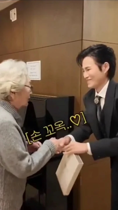 Emotional wallpaper shared by fans for Kim Heejae