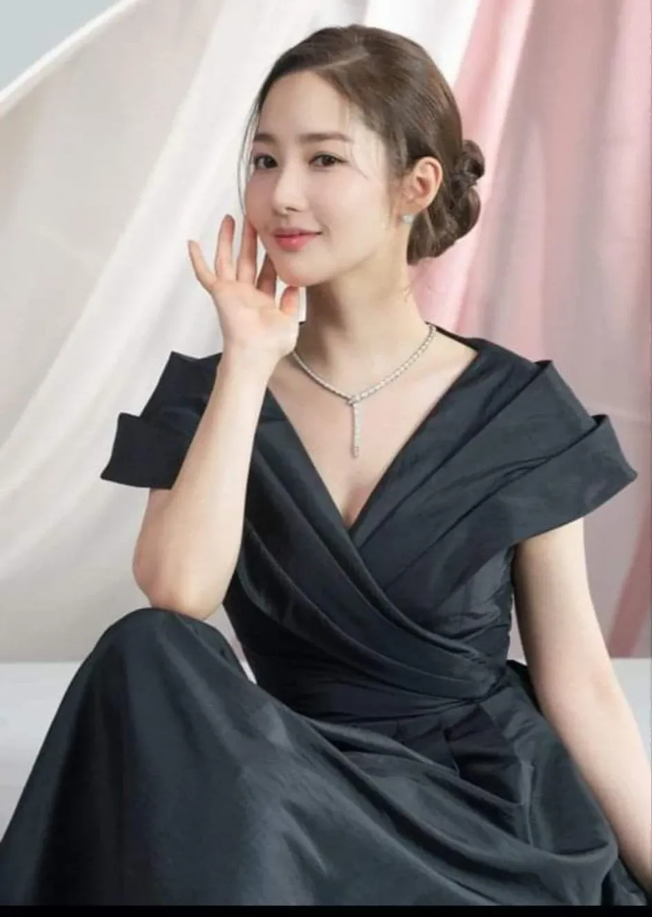Behind-the-scenes cut of Park Minyoung