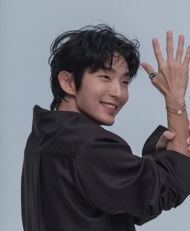 Behind-the-scenes cut of Lee Joongi