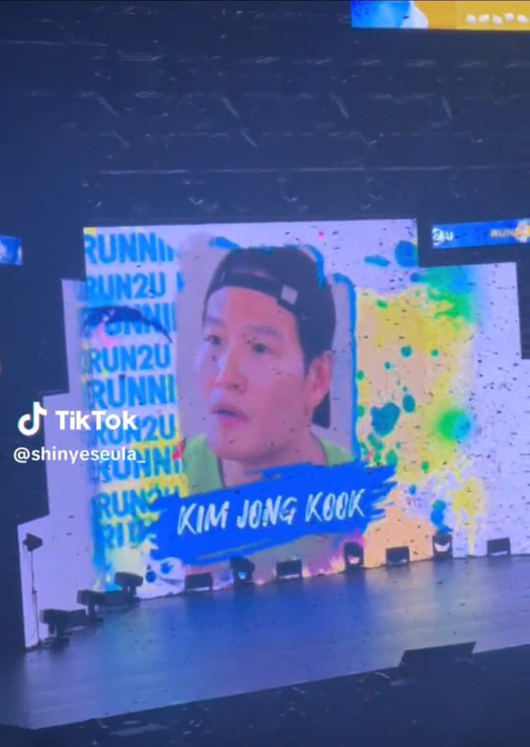 粉丝拍下的金钟国瞬间