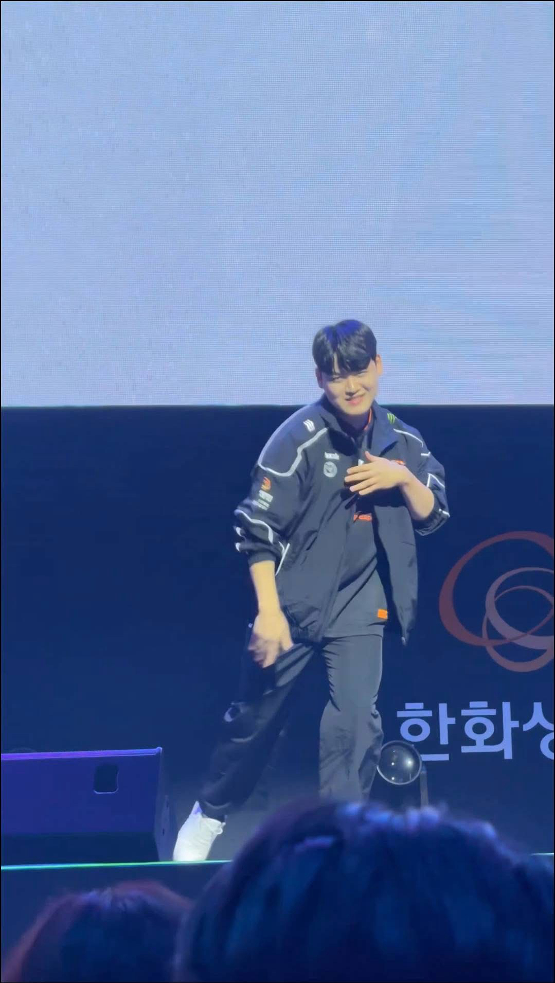 Special wallpaper made by Gumayusi's fans