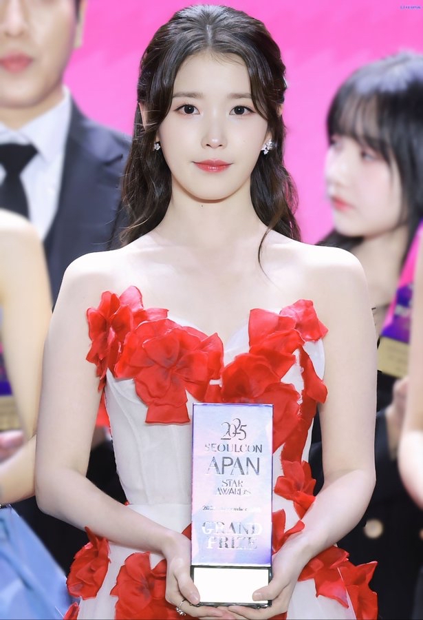 Behind-the-scenes cut of IU