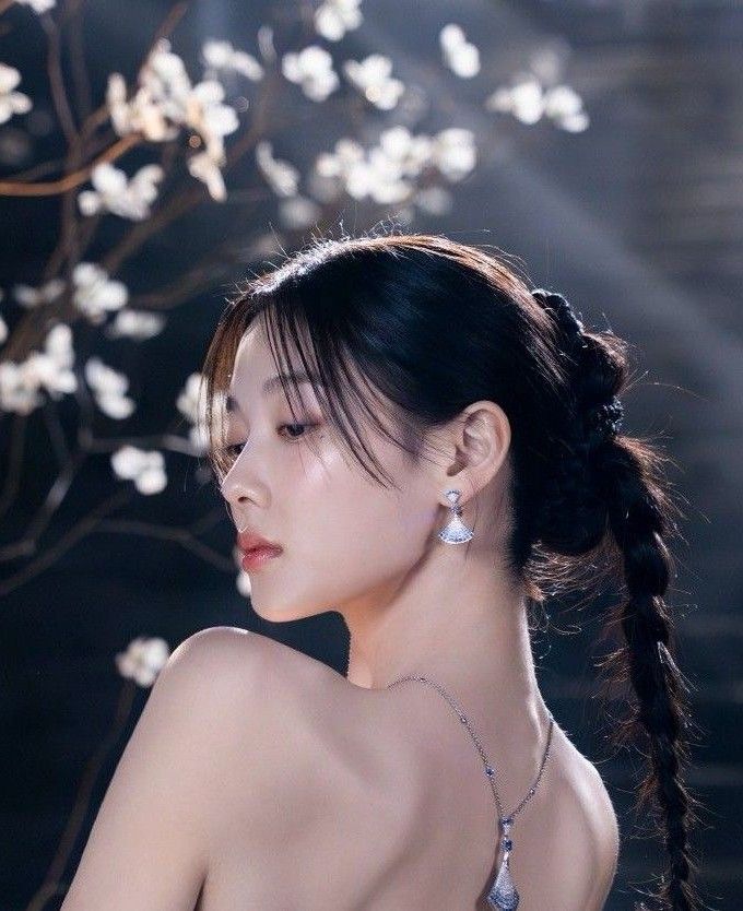 Behind-the-scenes cut of Kim Youjung