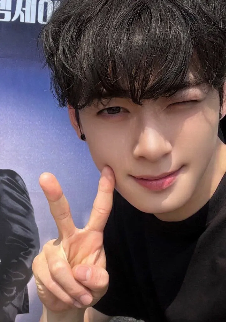 A moment captured by a fan of Cha Eunwoo