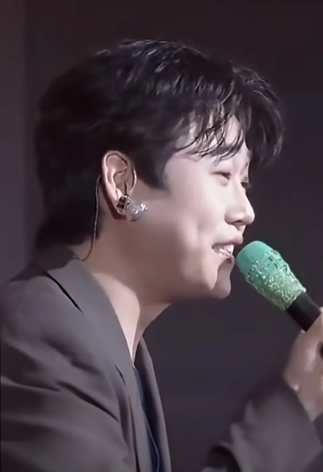 A moment captured by a fan of Hwang Youngwoong