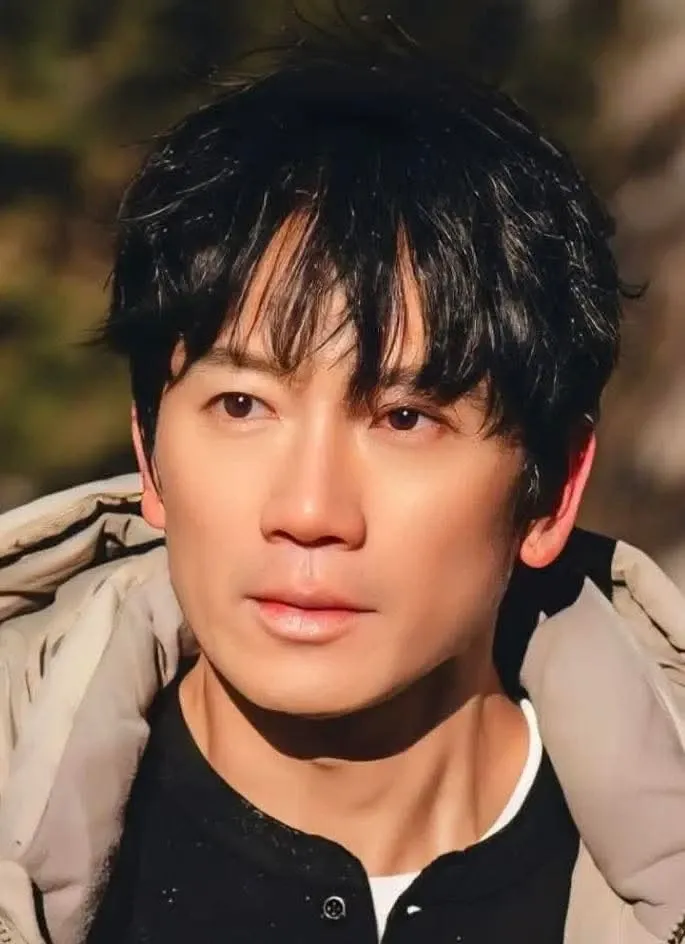 Behind-the-scenes cut of Ji Sung