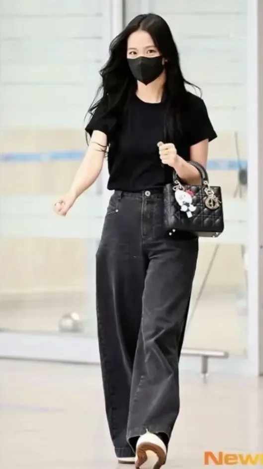 Behind-the-scenes cut of Jisoo (1995)