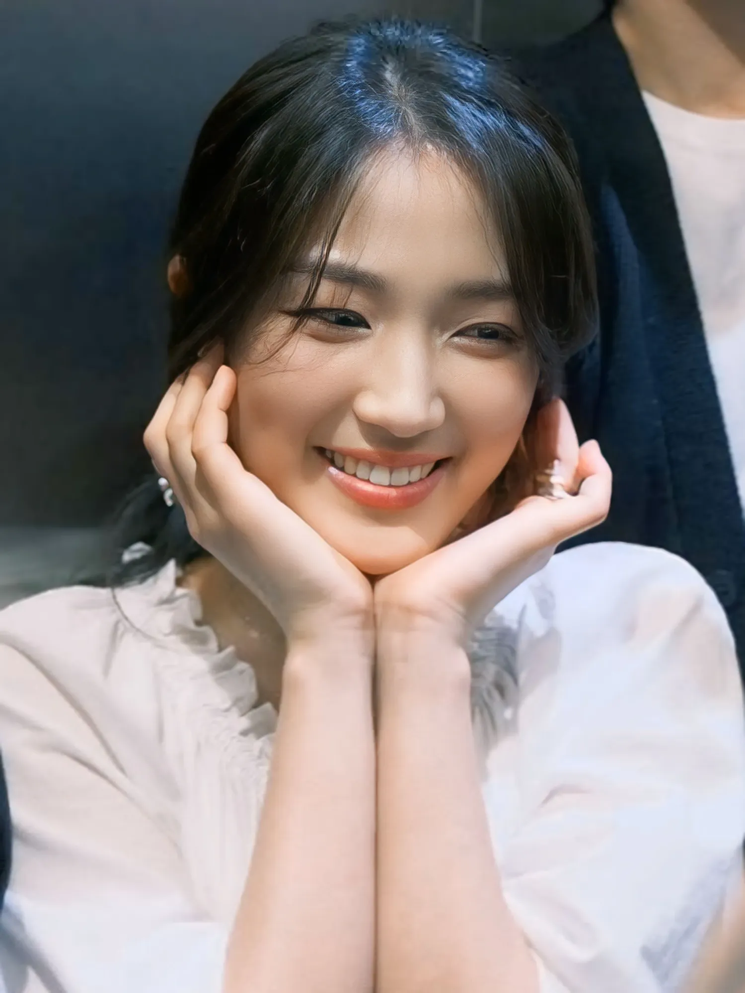 Behind-the-scenes cut of Kim Hyeyoon