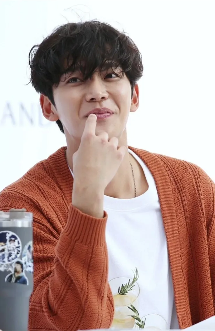 Foto terbaru dari Rowoon