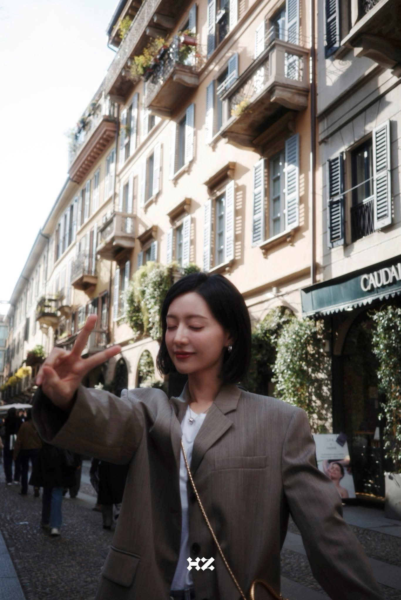 Behind-the-scenes cut of Kim Jiwon