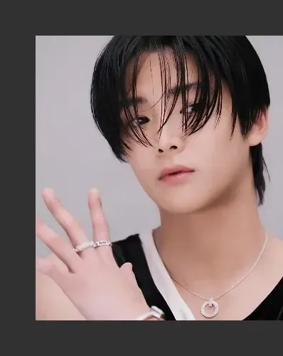 Foto kegiatan terbaru dari Rowoon