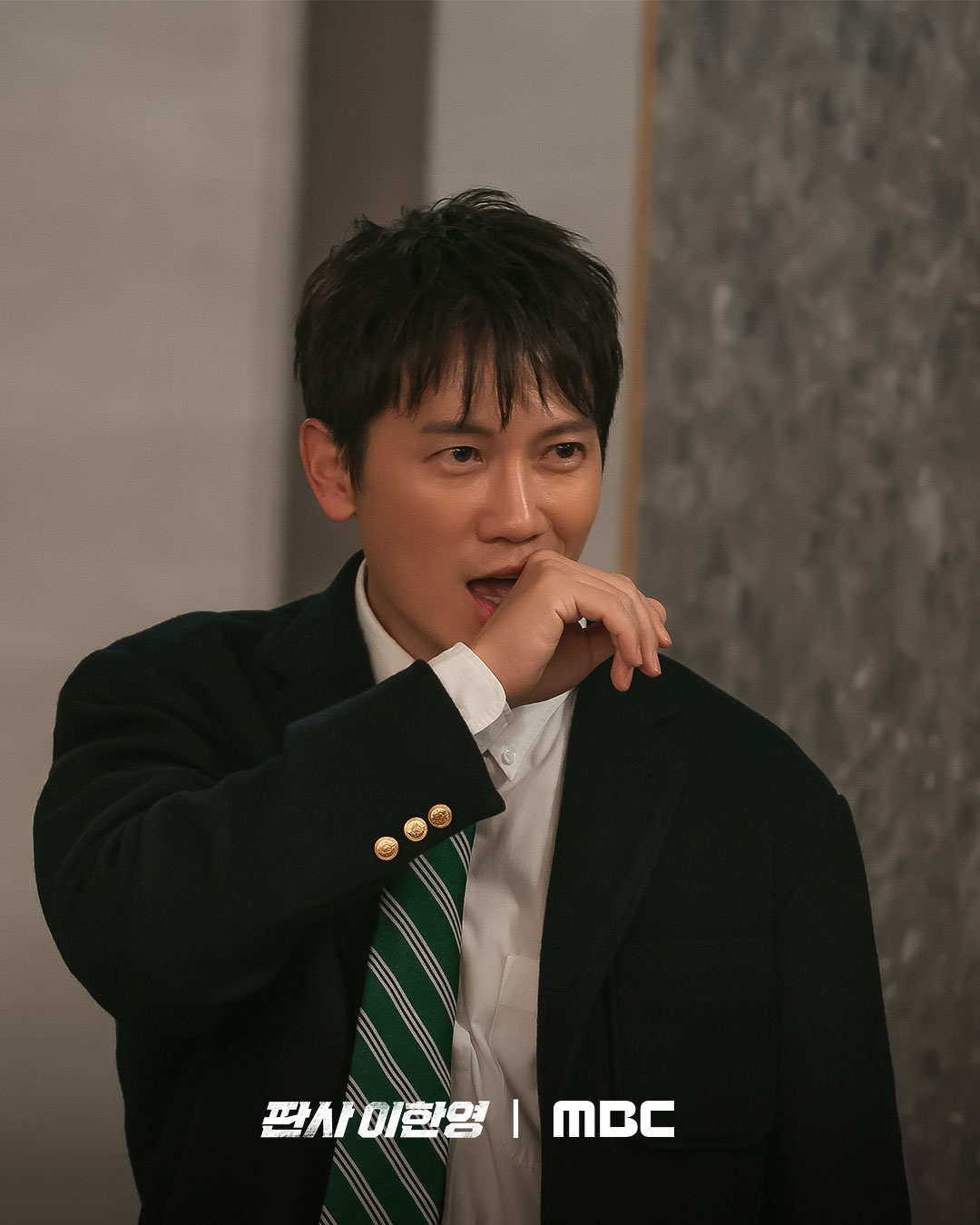 Behind-the-scenes cut of Ji Sung