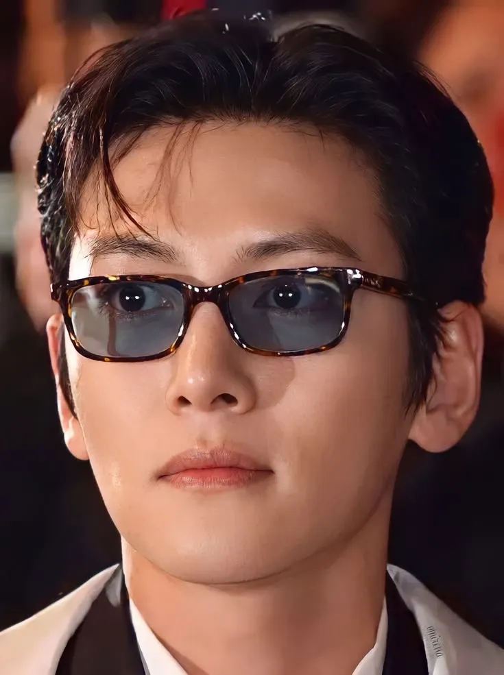 Behind-the-scenes cut of Ji Changwook