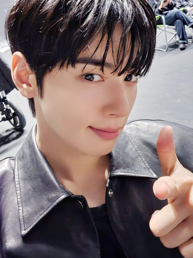 A moment captured by a fan of Cha Eunwoo