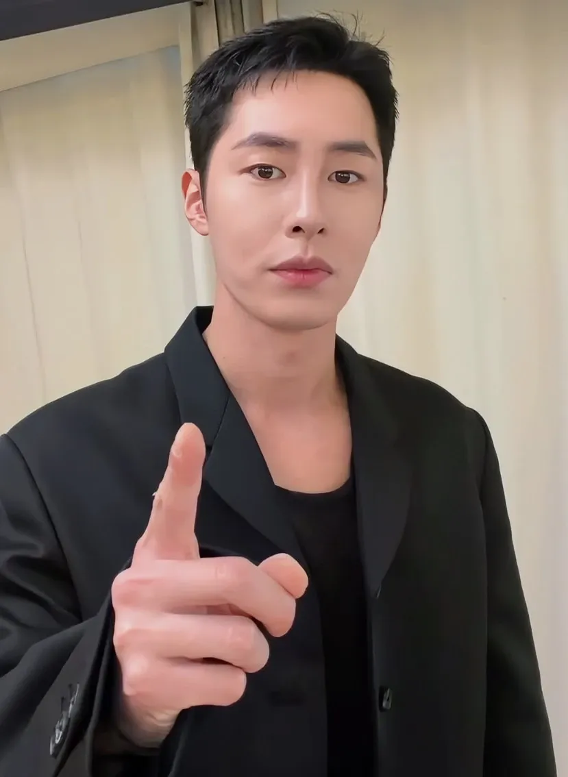 Behind-the-scenes cut of Lee Jaewook