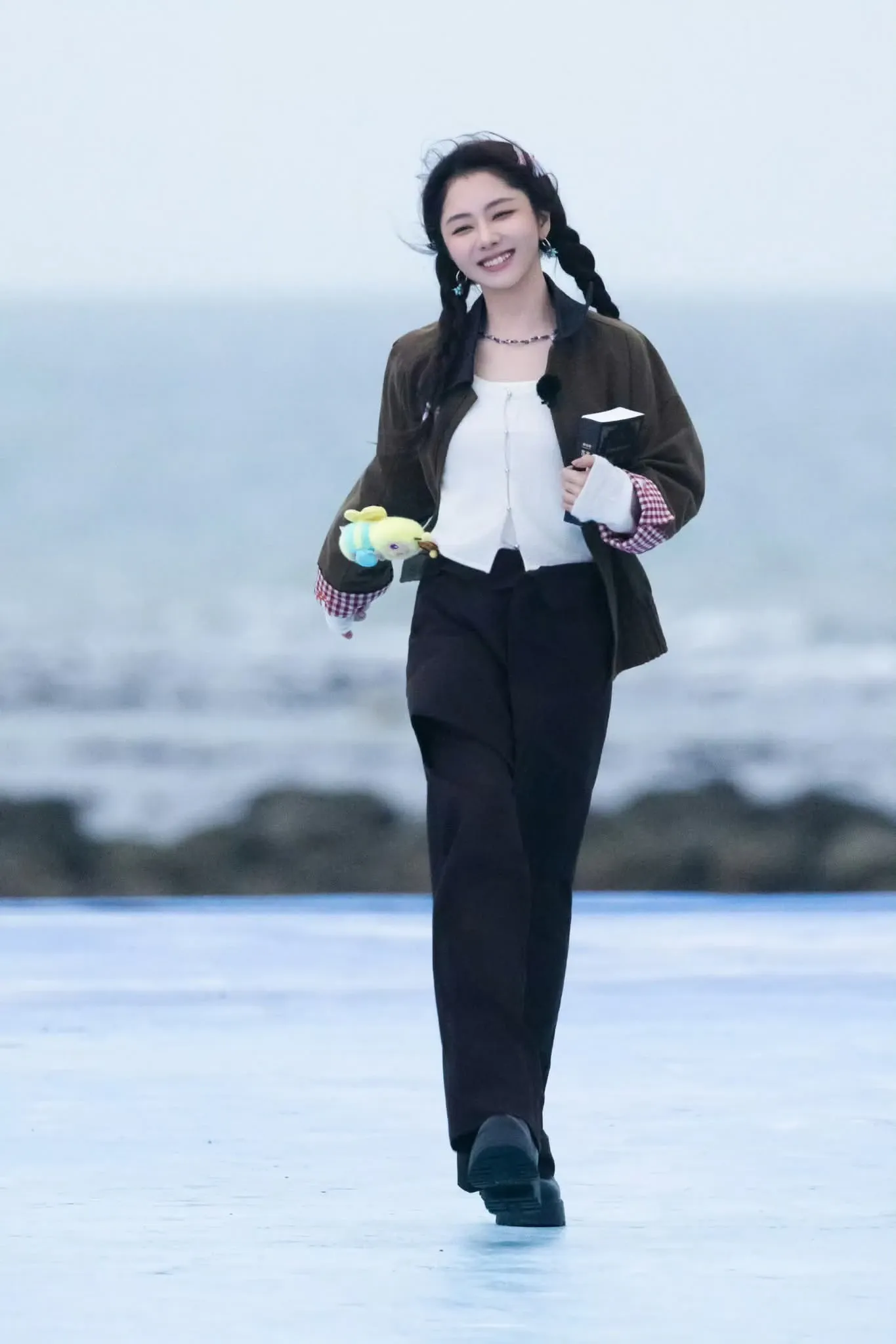 Behind-the-scenes cut of Tan Song Yun
