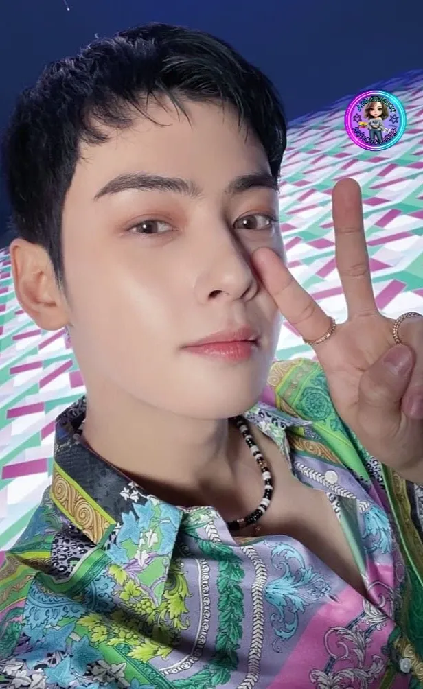 Behind-the-scenes cut of Cha Eunwoo