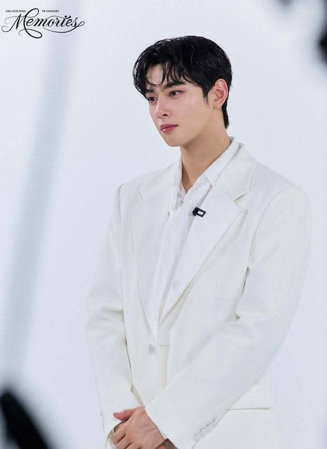 Latest photo of Cha Eunwoo