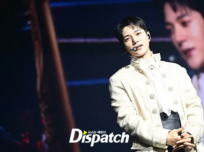 A moment captured by a fan of Kim Myungsoo (L)