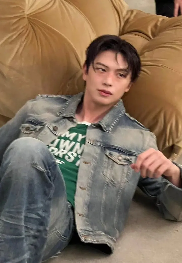 A moment captured by a fan of Yook Sungjae