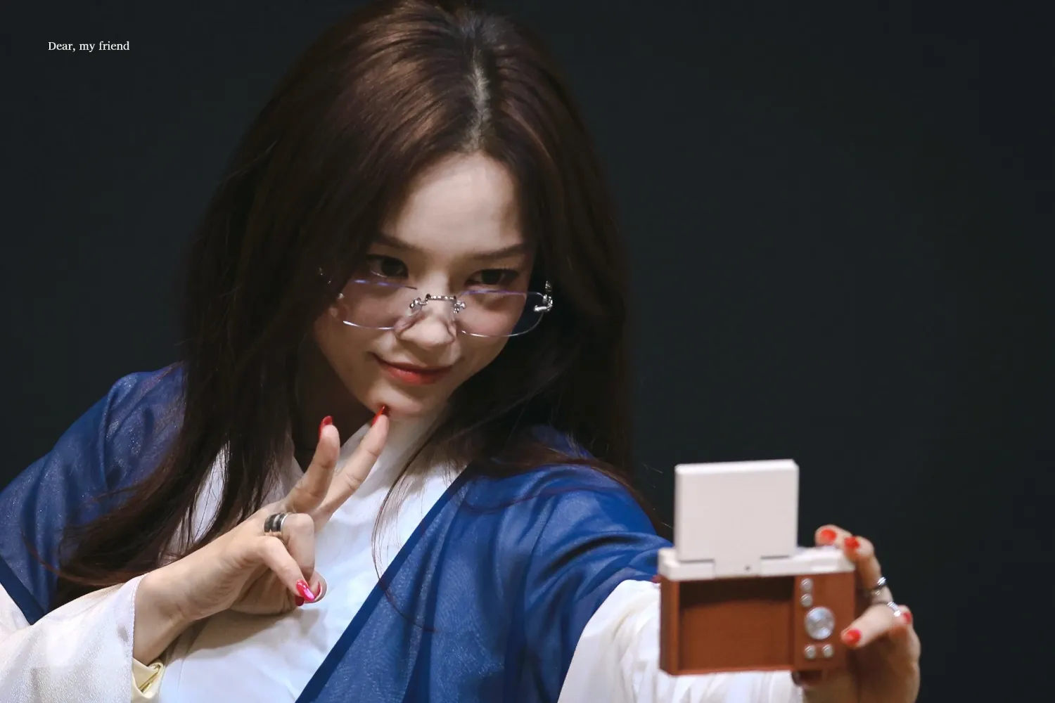 Behind-the-scenes cut of Kim Sejeong